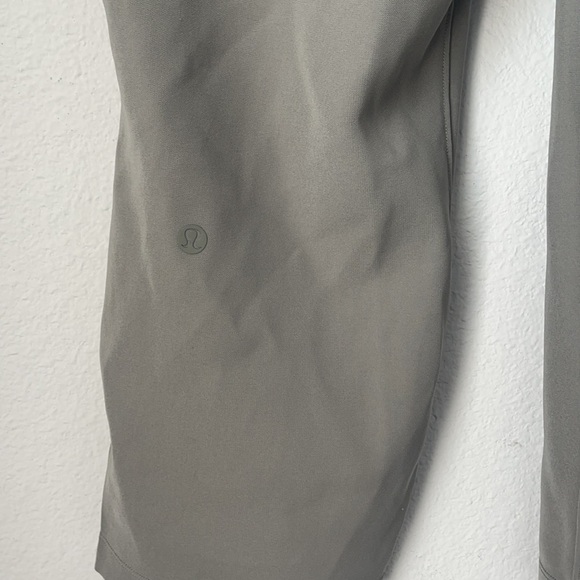 Lululemon On The Fly Crop *Woven 23"
Grey Sage size 6 - Picture 8 of 11